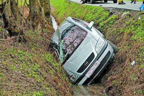 Der Pkw ist aus noch ungeklärter Ursache in einen Riedgraben gestürzt. Fotos: VOL/AT Pletsch