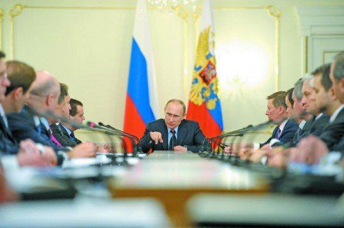Der russische Präsident Wladimir Putin bei einer Regierungssitzung in Moskau: Uniformierte ohne nationale Erkennungszeichen auf der Halbinsel Krim seien keine russischen Militärs, sagt er. Die OSZE überprüft das. Foto: Reuters