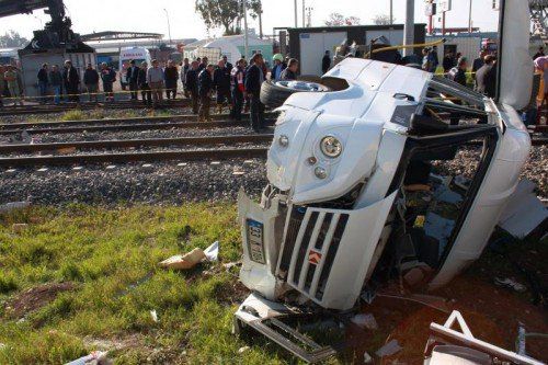 Der Zug ist an einem Bahnübergang mit dem Bus kollidiert.  AP