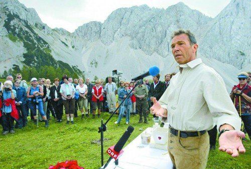 Die Causa Hypo Alpe Adria weitet sich aus: Jörg Haider im Sommer vor zehn Jahren in seinem Bärental, auf das zur Schadenswiedergutmachung zugegriffen werden könnte (siehe nebenstehenden Bericht dazu). Foto: APA