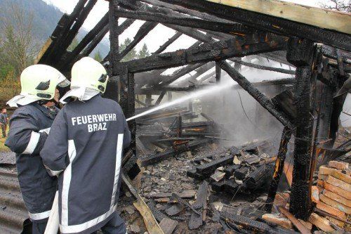 Die Feuerwehr konnte die völlige Zerstörung des Gebäudes nicht mehr verhindern. Foto: VN/Hofmeister