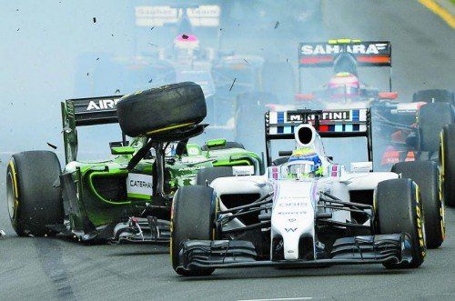 Die Formel-1-Saison 2014 begann mit einer Start-Kollision: Kamui Kobayashi (l.) im Caterham crashte mit Williams-Pilot Felipe Massa. Foto: ap