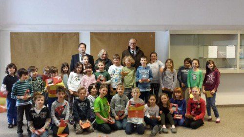 Die Lecher Volksschüler mit ihrem Schulwegplan. Foto: KfV