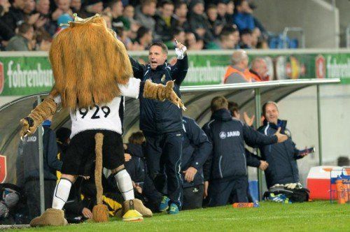 Die löwenstarken Leistungen der Altacher weiß nicht nur Maskottchen „King Rheini“ zu würdigen. Fotos: gepa/2