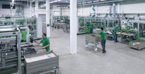 In der Produktion bei Grass (Bild wurde vor Corona aufgenommen) werden die Schutzmaßnahmen sehr gewissenhaft umgesetzt. FA