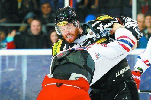 Die Play-off-Serie zwischen Dornbirn und Salzburg nimmt an Intensität zu. Alex Plante und Thomas Raffl tauschten sich zuletzt mit den Fäusten aus. Foto: gepa