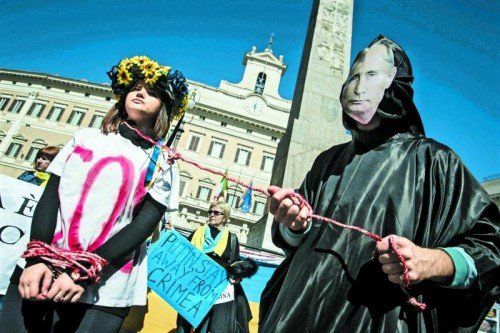 Die Ukraine in den Fängen des russischen Präsidenten Wladimir Putin: Aktivisten gestern Vormittag in der italienischen Hauptstadt Rom. Foto: EPA