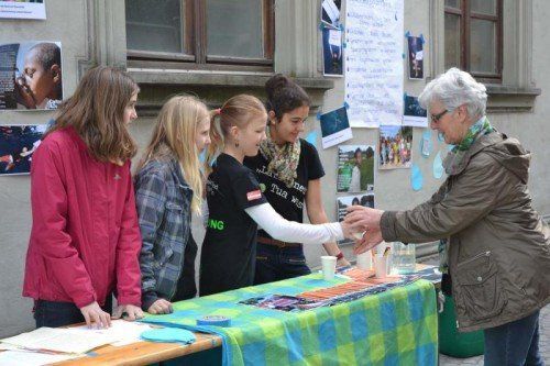 Die vier Jugendbotschafterinnen vom „Team Überleben“ machten Passanten auf den Wert des Wassers aufmerksam. Foto: youngcaritas