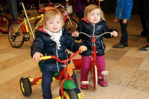 Die Zwillinge Clara und Coco fanden einen fahrbahren Untersatz.  
