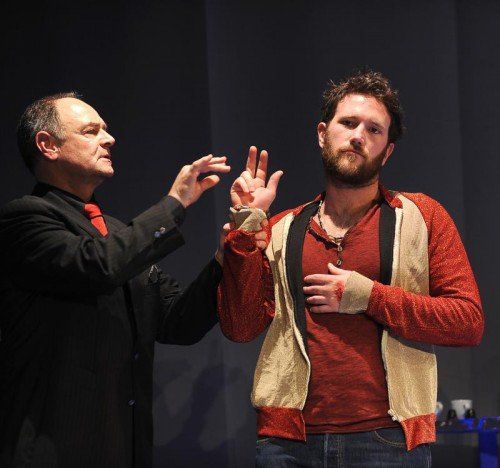 Ernst Walch als Satan und Andy Konrad als Sohn in „Krach im Hause Gott“ von Felix Mitterer. Foto: Sven Beham