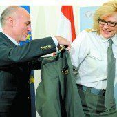 Verteidigungsminister Klug befördert erste Frau zum General