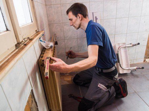 Firma Hörburger Installionen hat begonnen, das Bad der Familie kostenlos behindertengerecht umzubauen.