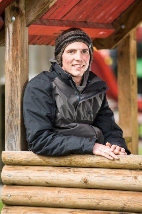 Franz Haupt auf dem Spielplatz, der wie ein Arbeitsplatz ist. Hier ist er oft mit den Kinder der Familien zu finden.  Foto: VN/Steurer