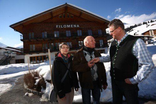 Gerold Walch (rechts) und die Hammerers. Der Hotelier weiß, was es heißt, unverschuldet in Not zu geraten.  Foto: VN/Hartinger