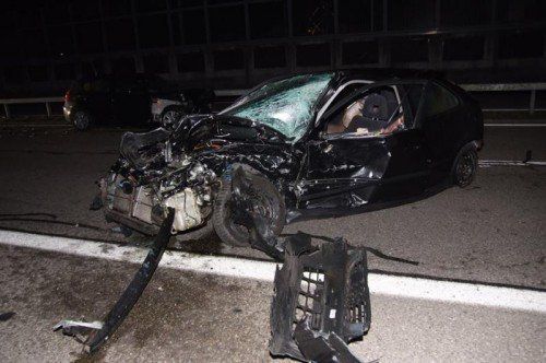Glücklicherweise nur leicht verletzt wurden in der Nacht auf Samstag zwei Personen bei einem schweren Unfall auf der A 13. Foto: kapo