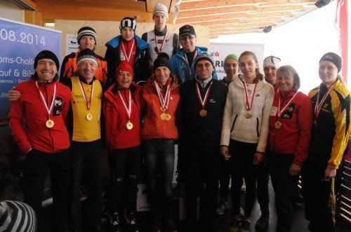 Gruppenbild der Titelträger bei den Crosslaufmeisterschaften in Andelsbuch. Foto: akp