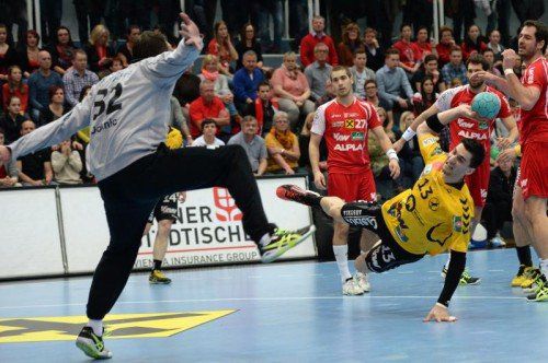 Hard-Goalie Golub Doknic (l.) und Bregenz-Kreisläufer Filip Gavranovic (r.) wurden als Spieler des Abends ausgezeichnet. Foto: gepa