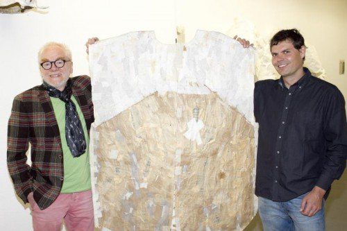 Hatten zur Vernissage geladen: Künstler Tone Fink (l.) und Kurator Oliver Heinzle. Fotos: Franc