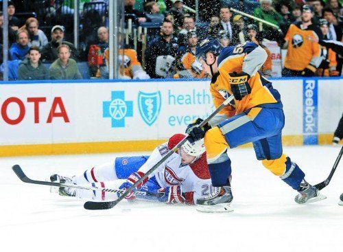Heimkehr nach Buffalo – Thomas Vanek wird von Rasmus Ristolainen nichts geschenkt. Foto: gepa