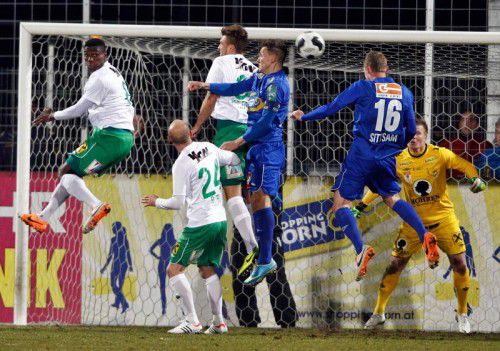 Horn-Doppeltorschütze Florian Sittsam sorgte mit seinem Kopfballtor nach neun Minuten für den Führungstreffer. Foto: gepa
