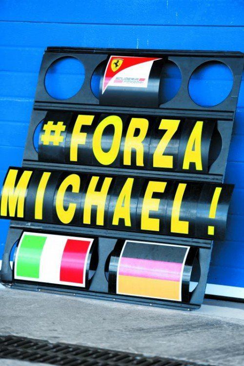 In den Formel-1-Boxen wird an den verunglückten Michael Schumacher gedacht. Foto: gepa