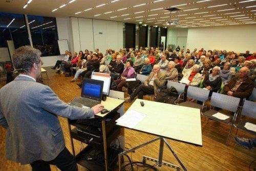 Internist Bernhard Schwärzler wusste mit seinem einfühlsamen, aber doch klaren Vortrag das Publikum zu überzeugen. Fotos: VN/Hofmeister