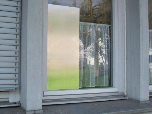 Inzwischen notdürftig abgedeckt: Die zerbrochene Fensterscheibe, durch die sich der Einbrecher Zugang ins Rathaus verschaffte.  Foto: VN/Sohm  