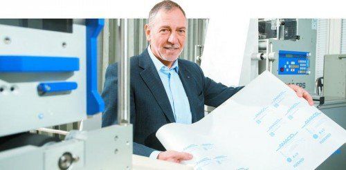 Josef Vonach ist mit seiner Firma als Systemanbieter für Kennzeichnungen von Produkten und Verpackungen am Markt weltweit tätig: „Wir sehen uns als Problemlöser mit Eigenentwicklungen.“ Fotos: VN/Steurer