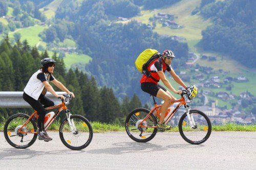Jüngere E-Biker sind einer Untersuchung zufolge weniger gefährdet als Senioren, die immer mehr auf elektronische Fahrräder umsteigen.  VN/HB