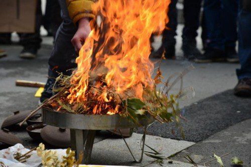 Jugendliche am Aschermittwoch: alles Belastende in Rauch aufsteigen lassen und einen Neustart versuchen. Foto: Kath. Kirche