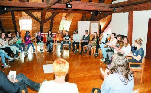 Jugendliche präsentieren ihre Ergebnisse beim Jugendtag. Fotos: Alfons J. Kopf