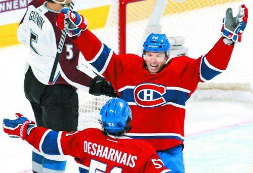 Karriere-Hattrick Nummer neun: Thomas Vanek jubelt über eines seiner drei Tore gegen Colorado. Foto: gepa