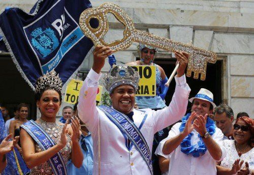 „König Momo“ Wilson Dias da Costa Neto (27) mit seiner Königin Leticia Guimarães und zwei Prinzessinnen. Foto: AP