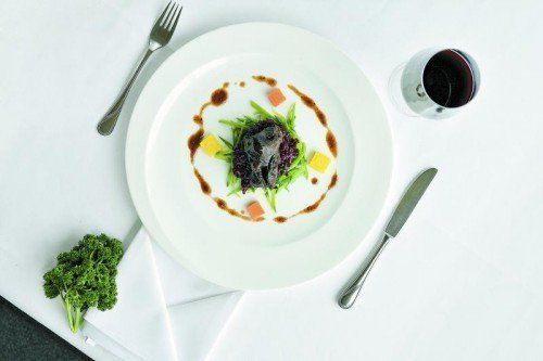 Köstliche Hausmannskost: Kalbsbäckle mit Randen-Risotto und Gemüse. FotoS: VN