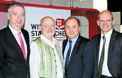 Komm.-Rat Gerhard Heine (l.) mit Kabarettist Bernhard Ludwig, Landesdirektor Burkhard Berchtel und Vorstands­direktor Ralph Müller.