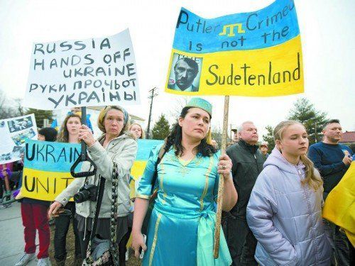 Krimtataren demonstrieren in Sewastopol: Sie bekunden Loyalität zur Ukraine, fordern aber auch mehr Autonomie. Foto: AP