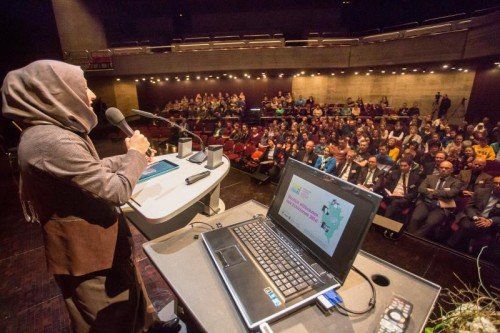 Kübra Gümüsay eröffnete das EthikForum 2014: „Wir wollen uns nicht in eine Vergangenheit integrieren, sondern gemeinsam mit euch die Zukunft gestalten.“ Fotos: VN/Steurer