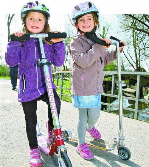 Leonie (5) und Julie (6) sind mit ihren Scootern am See mobil.  Fotos: VN/hofmeister