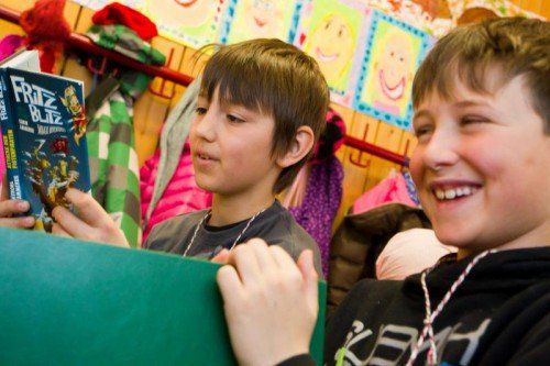 Lesetag, Schule, Schüler, Buch, lesen, VS VS Alberschwende Fischbach, Baut aus gelesenen Büchern ein Wäldarbähnle