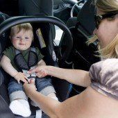 Werden Kinder im Fahrzeug nicht gesichert, drohen bis zu 10.000 Euro Strafe. »A8