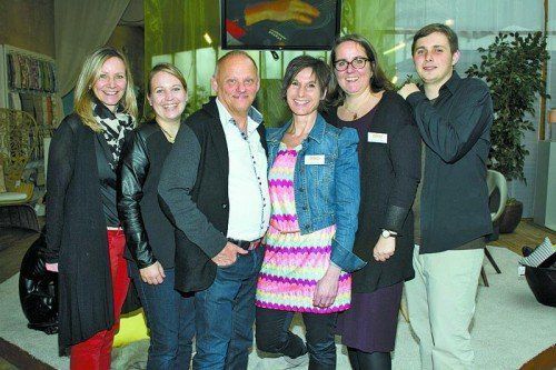 Luden zur Saison-Eröffnung: Reinhard Kopf (m.) mit Edda, Janele Frick, Birgit Nussbaumer, Birgit Fruscione-Küng und Clemens Widmann. Franc
