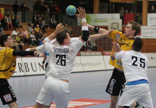 Lukas Herburger spielte im ÖHB-Team, Goalie Ralf-Patrick Häusle lieferte eine Talentprobe im Bregenzer Tor ab. Foto: Hartinger