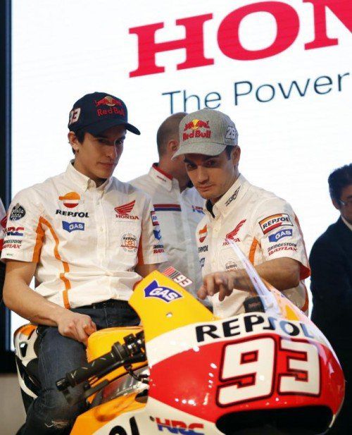 Marc Marquez (l.) ist der große Gejagte der MotoGP-Klasse. Reuters