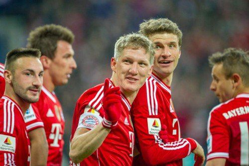 Mario Mandzukic (l.) und Bastian Schweinsteiger (Zweiter v. l.) erzielten die Tore gegen Leverkusen. Foto: epa