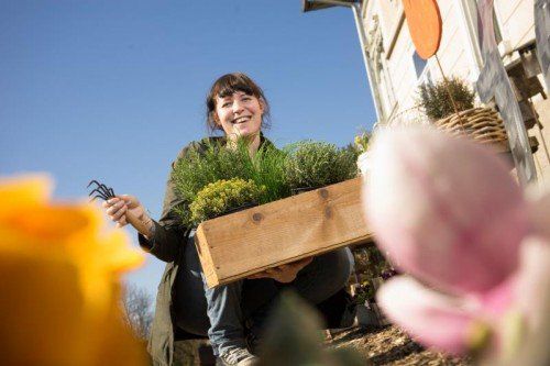 Martina aus Schwarzach bringt zum Ausdruck, dass Gartenarbeit richtig Spaß machen kann. Foto: VN/Hartinger