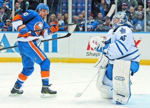 Michael Grabner gab bei Toronto-Torhüter Jonathan Bernier zwei Mal seine Visitenkarte ab. Foto: AP/Brad Penner-USA TODAY Sports