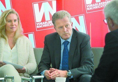 Minister Reinhold Mitterlehner im Gespräch in der VN-Redaktion mit Verena Daum-Kuzmanovic und Tony Walser. Foto: VN/Paulitsch