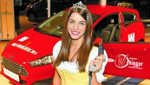 Miss Vorarlberg Sarah Schatz mit ihrem Hauptpreis – einem nagelneuen Ford Fiesta im Wert von 13.990 Euro.