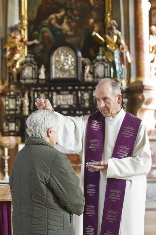 Mit dem Aschenkreuz erinnert der Priester die Gläubigen an die menschliche Begrenztheit. Foto: VN/Steurer