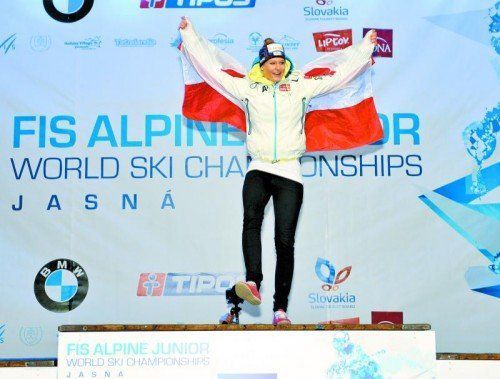 Mit der rot-weiß-roten Fahne bei der Siegerehrung – Elisabeth Kappaurer feiert ihre Goldmedaille. Fotos: gepa